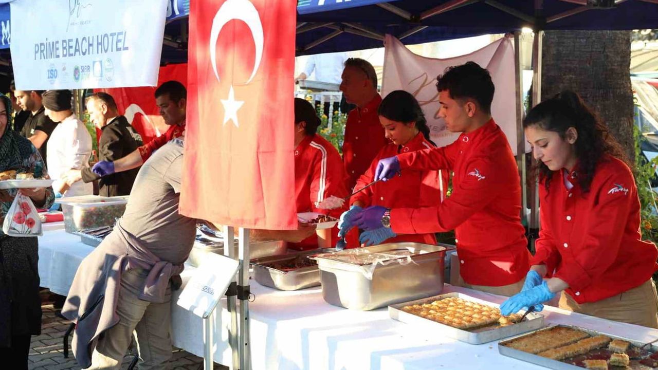 Marmaris'te kordon caddesi'nde Cumhuriyet sofrası paylaşmayı öne çıkardı