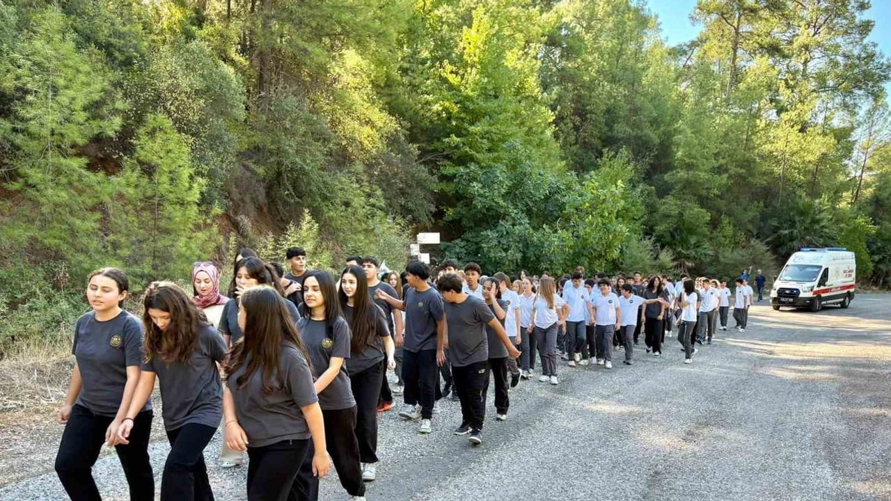 Marmaris'te öğrenciler adım adım sağlıklı yaşama dikkat çekti