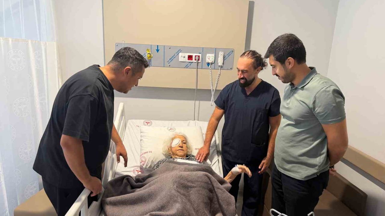 Marmaris'te sağlık hizmetinde örnek: 93 yaşındaki hastaya başarılı katarakt ameliyatı