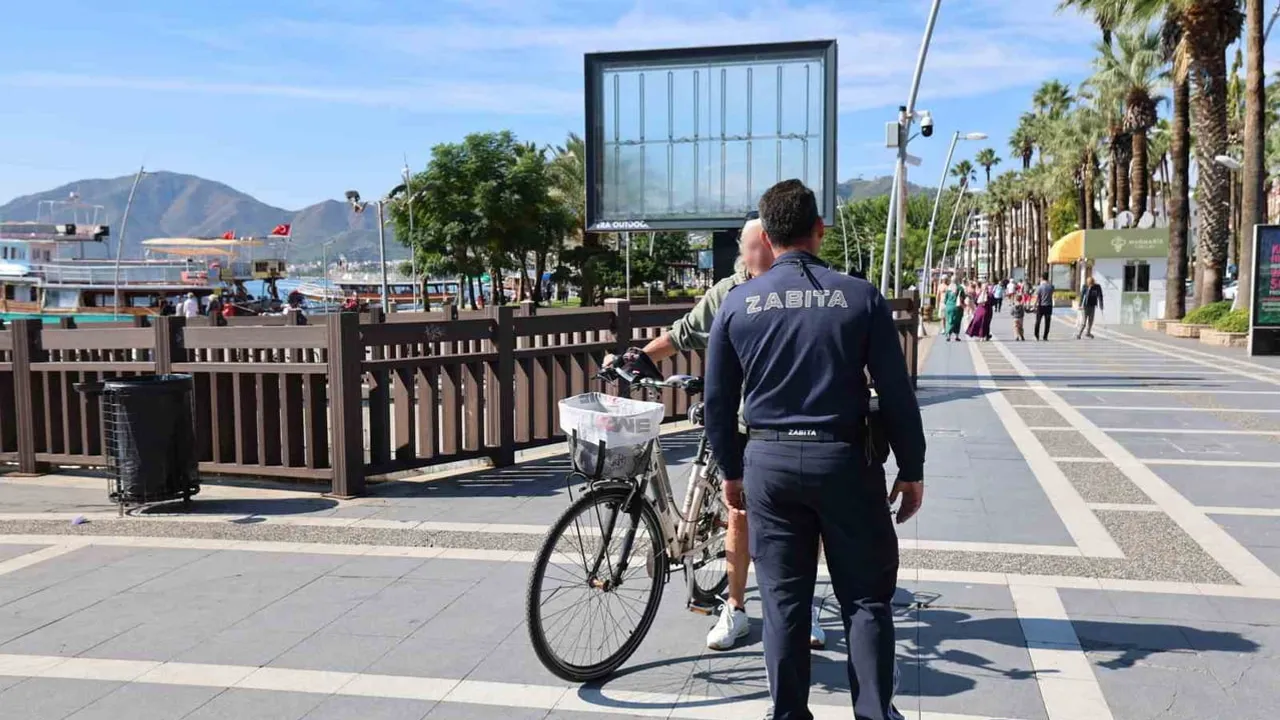 Marmaris'te sahil yürüyüşünü önceliklendiren zabıta denetimi