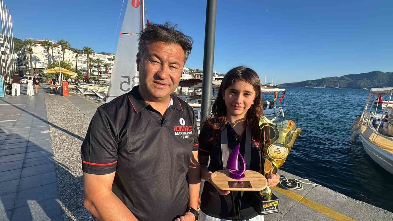 Marmarisli 11 yaşındaki Şana, 1 metrelik maket yelkenlisiyle Türkiye şampiyonu oldu