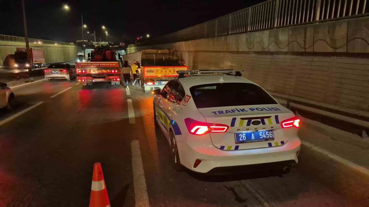 Marullar yola saçıldı: marul yüklü kamyonet Alpu alt geçidi'nde yan yattı