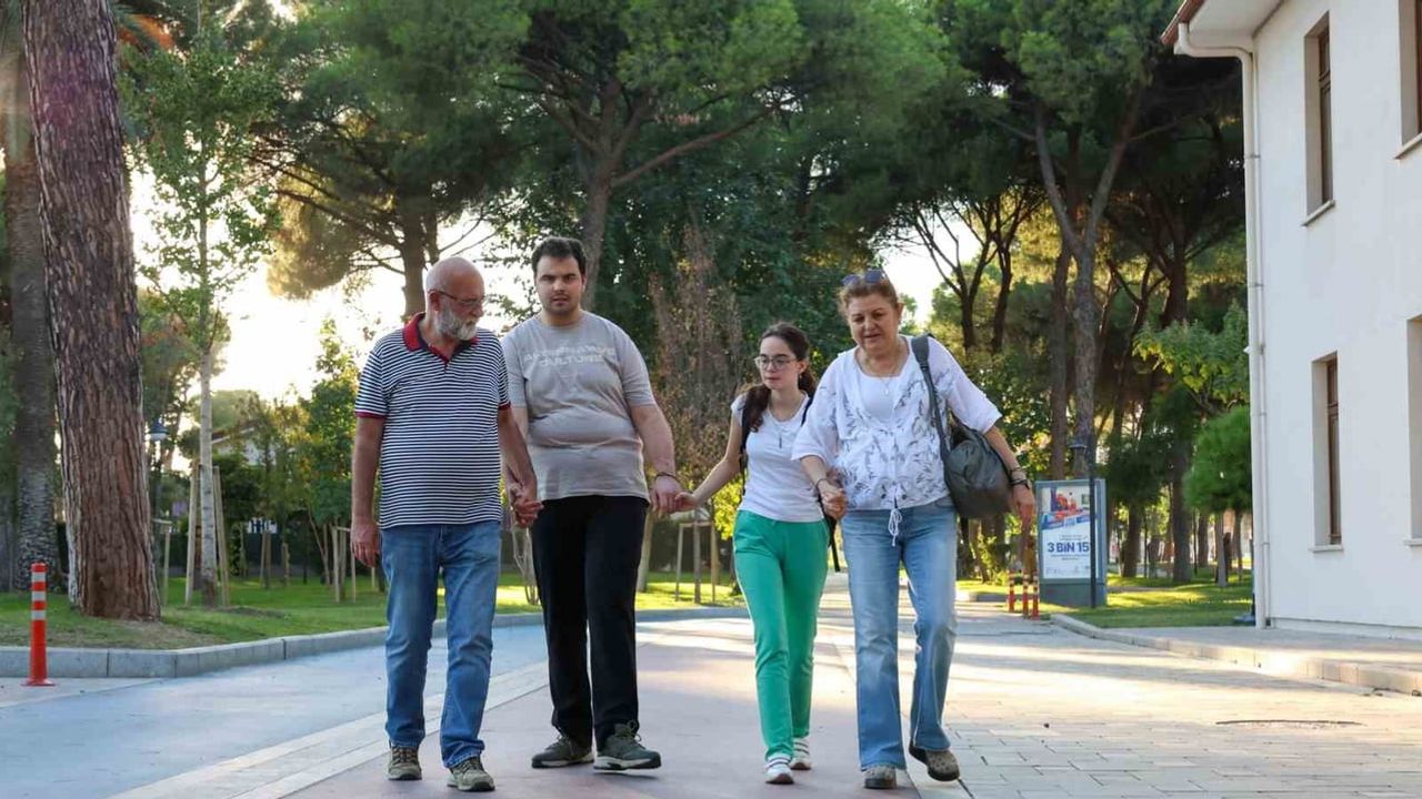 Masa tenisinden üniversiteye: otizm destek merkezinin şampiyon öğrencisi Ece'nin başarısı