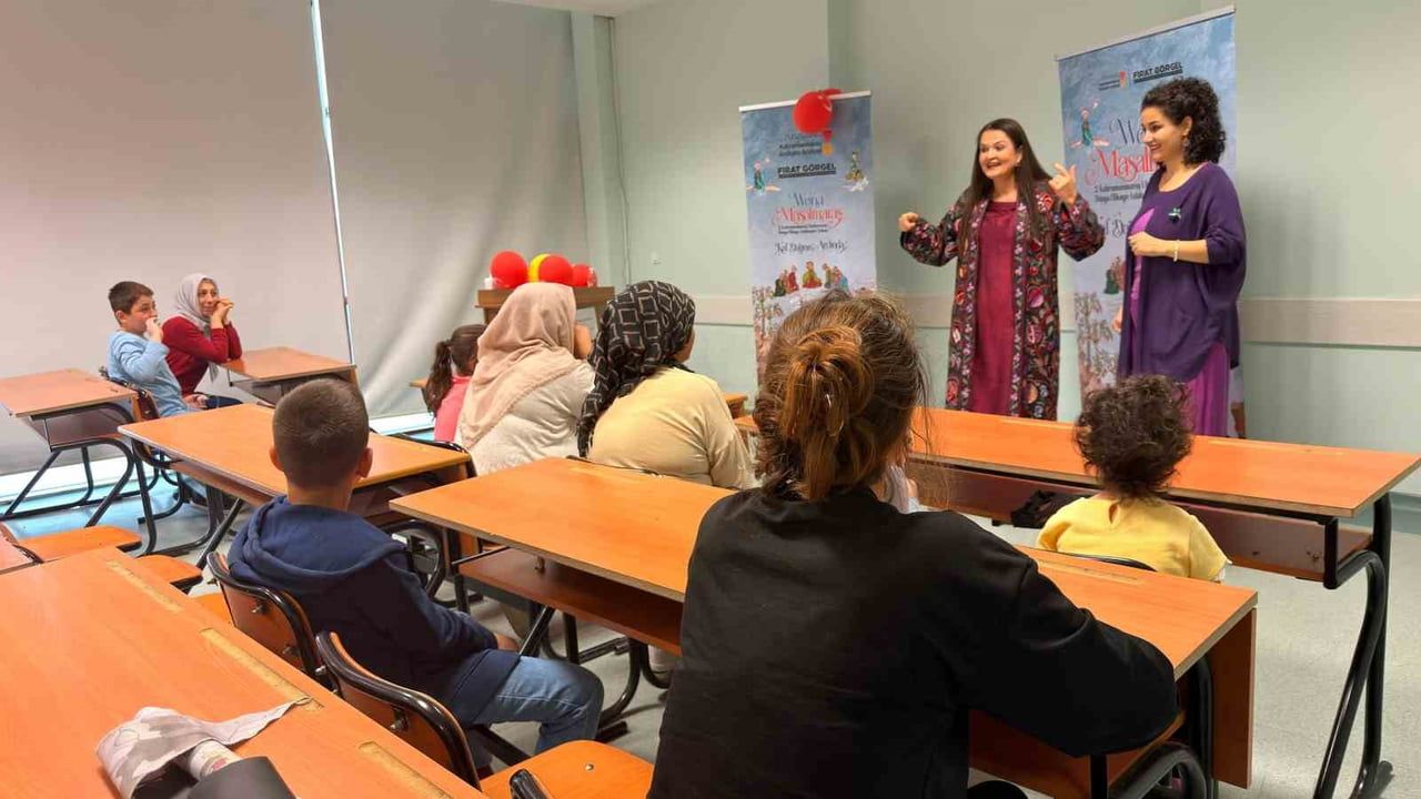 Masal anlatıcıları kentte her yaştan dinleyiciyle buluşuyor