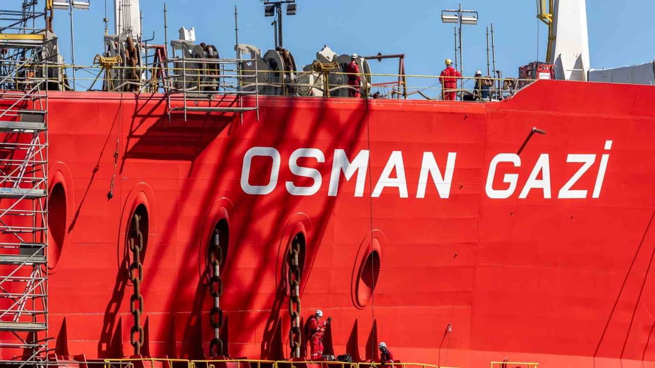 Mavi Vatan'da görev bekleyen yüzer üretim üssü Osman Gazi yola çıkıyor