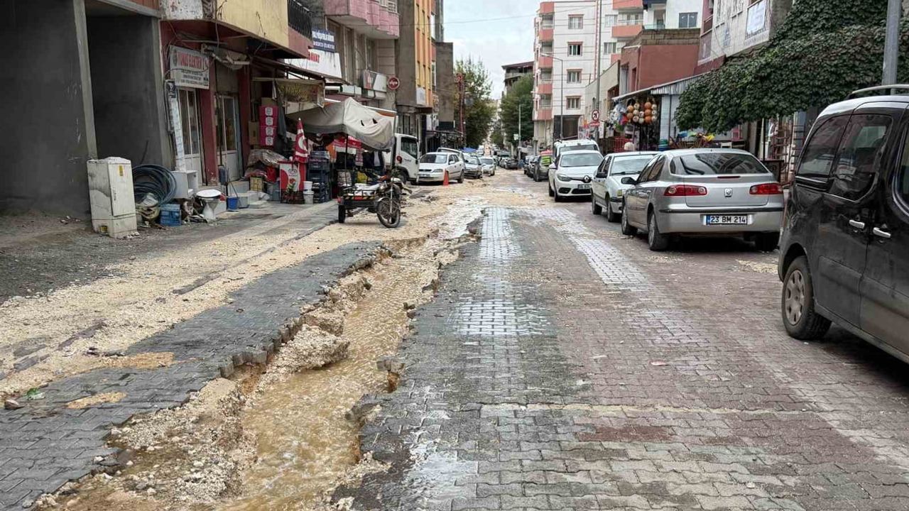 Mazıdağı’nda yağışın bıraktığı hasar: sokaklar çöktü, yetkililerden çalışma talebi