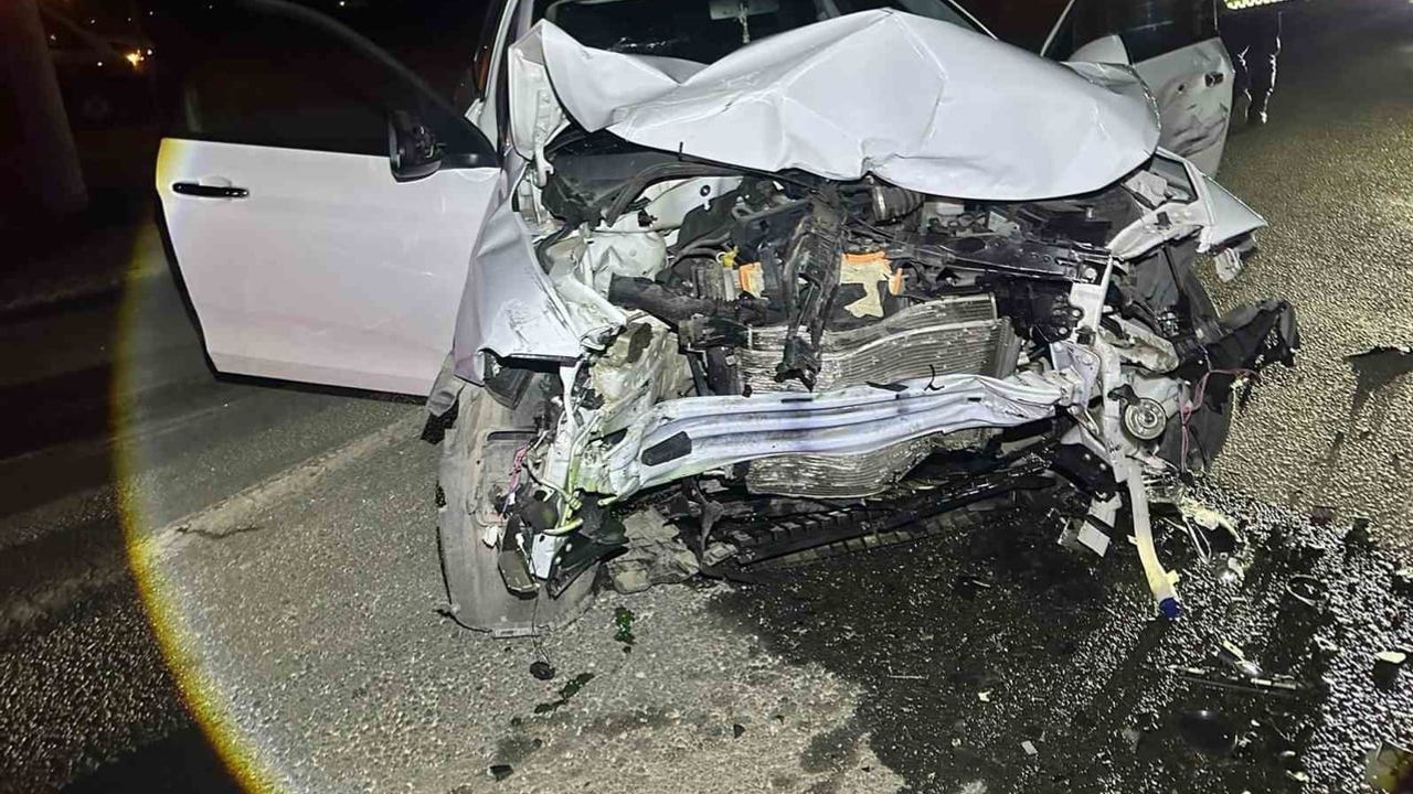 Mecidiye sahilinde iki otomobil çarpıştı: beş kişi yaralandı
