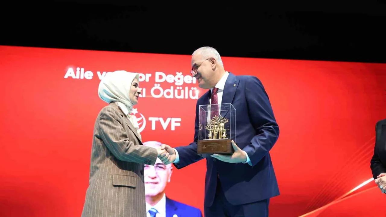 Mehmet Akif Üstündağ'a aile ve spor değerlerine katkı ödülü
