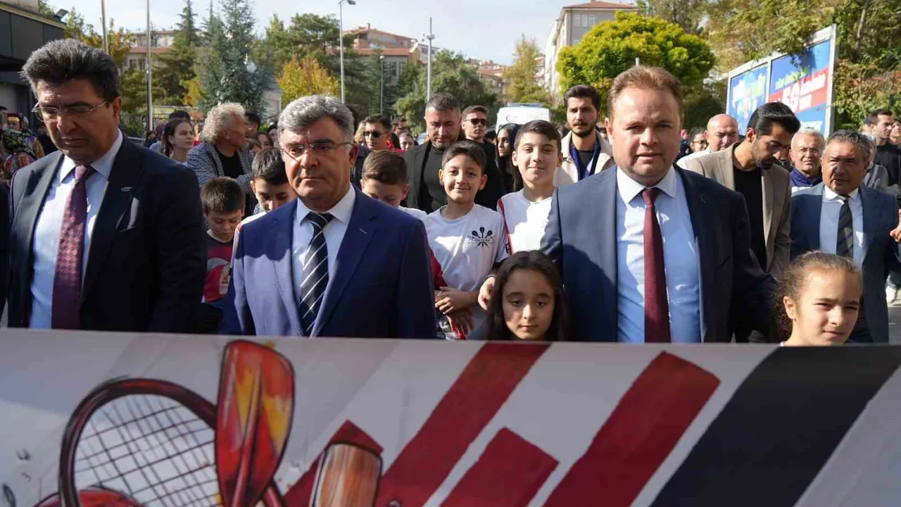 Mehterle başlayan amatör spor haftası Kırıkkale'de gençlere branş tanıtımı sundu
