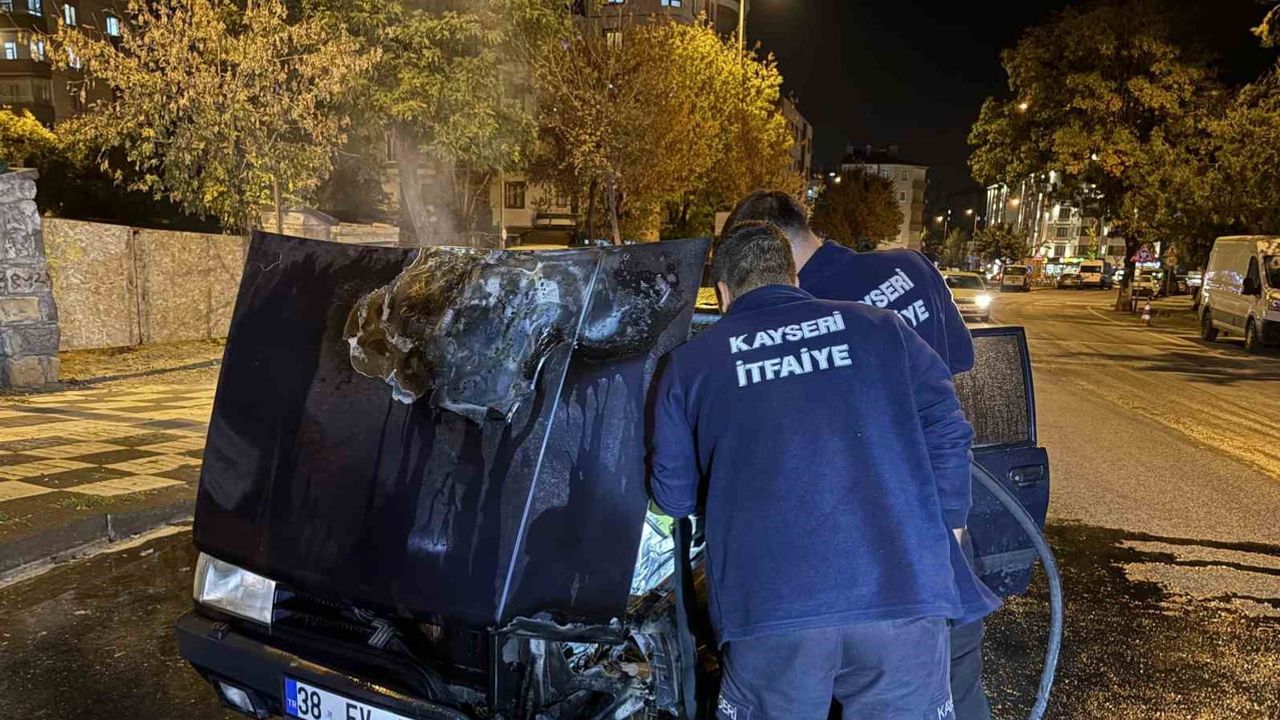 Melikgazi'de trafikte motor yangını yarım saatte söndürüldü