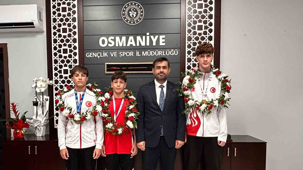 Memleketin gururu genç sporcular çiçeklerle karşılandı