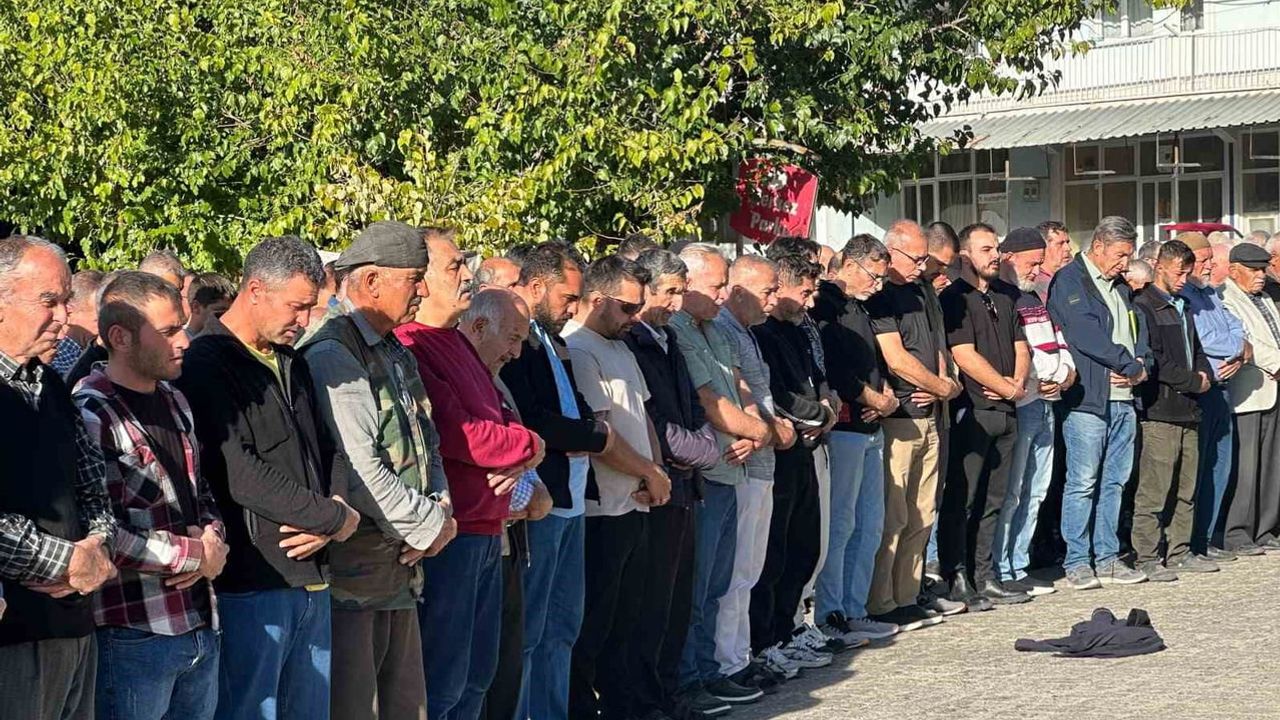 Memleketlerinde son yolculuk: Denizli'de ölen yaşlı çift Tatar beldesinde toprağa verildi
