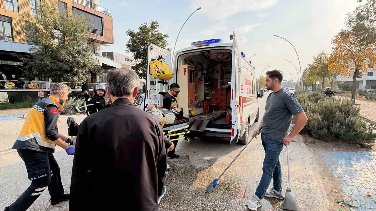Memursen Bulvarı'nda kavşakta çarpışma: iki kişi yaralandı