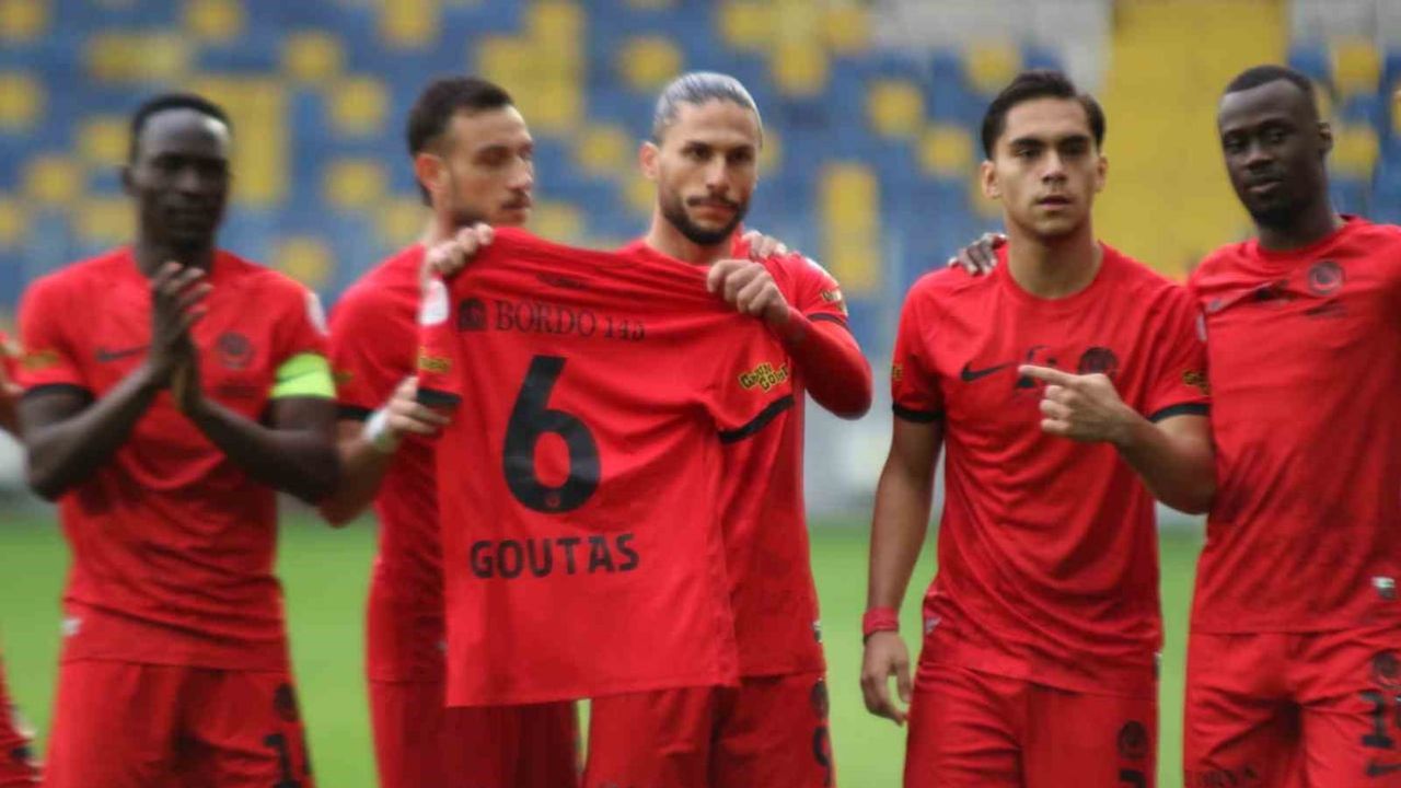 Mendes'in gol sevinci Goutas için forma gösterisi