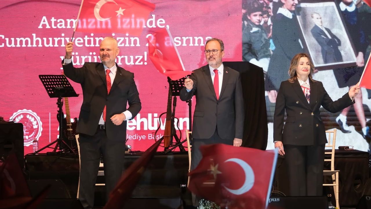 Menemen'de cumhuriyet coşkusu meydanda zirveye çıktı