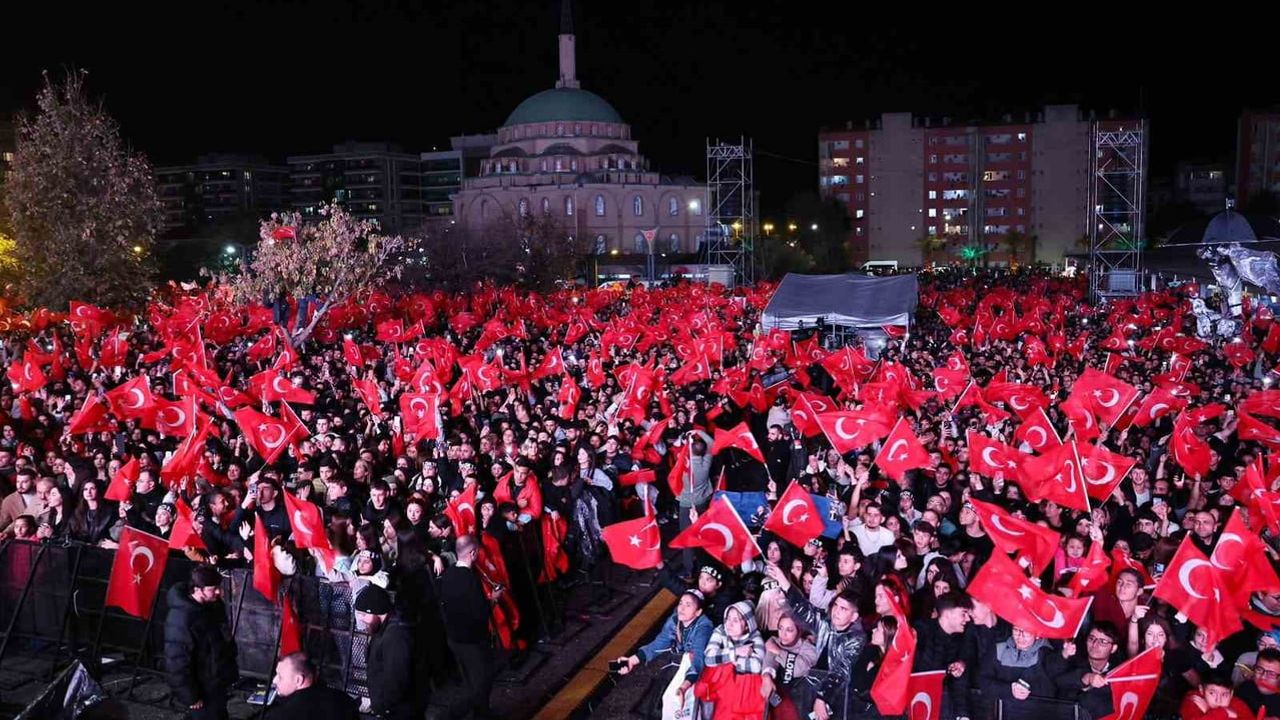 Menemen’de on binler cumhuriyet coşkusunu gençlerle paylaştı