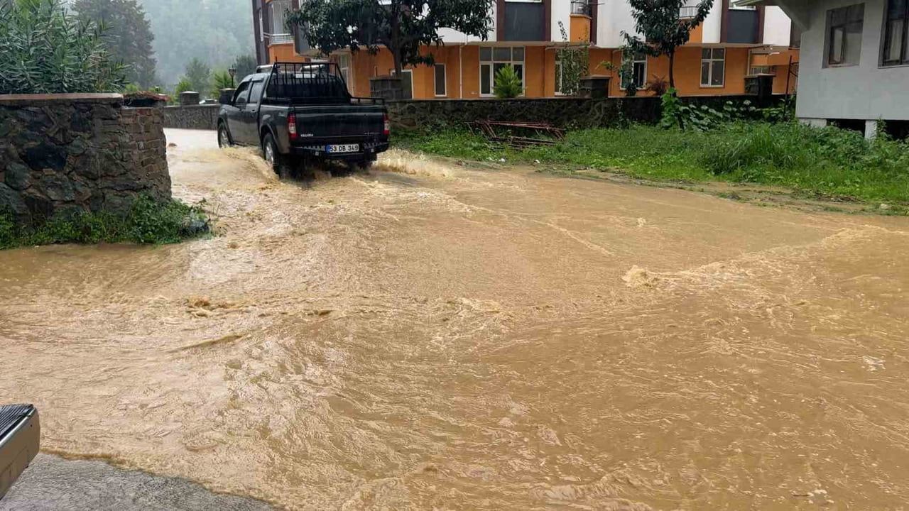 Menfez tıkanması Pazar'da Kirazlık Mahallesi'nde taşkına yol açtı