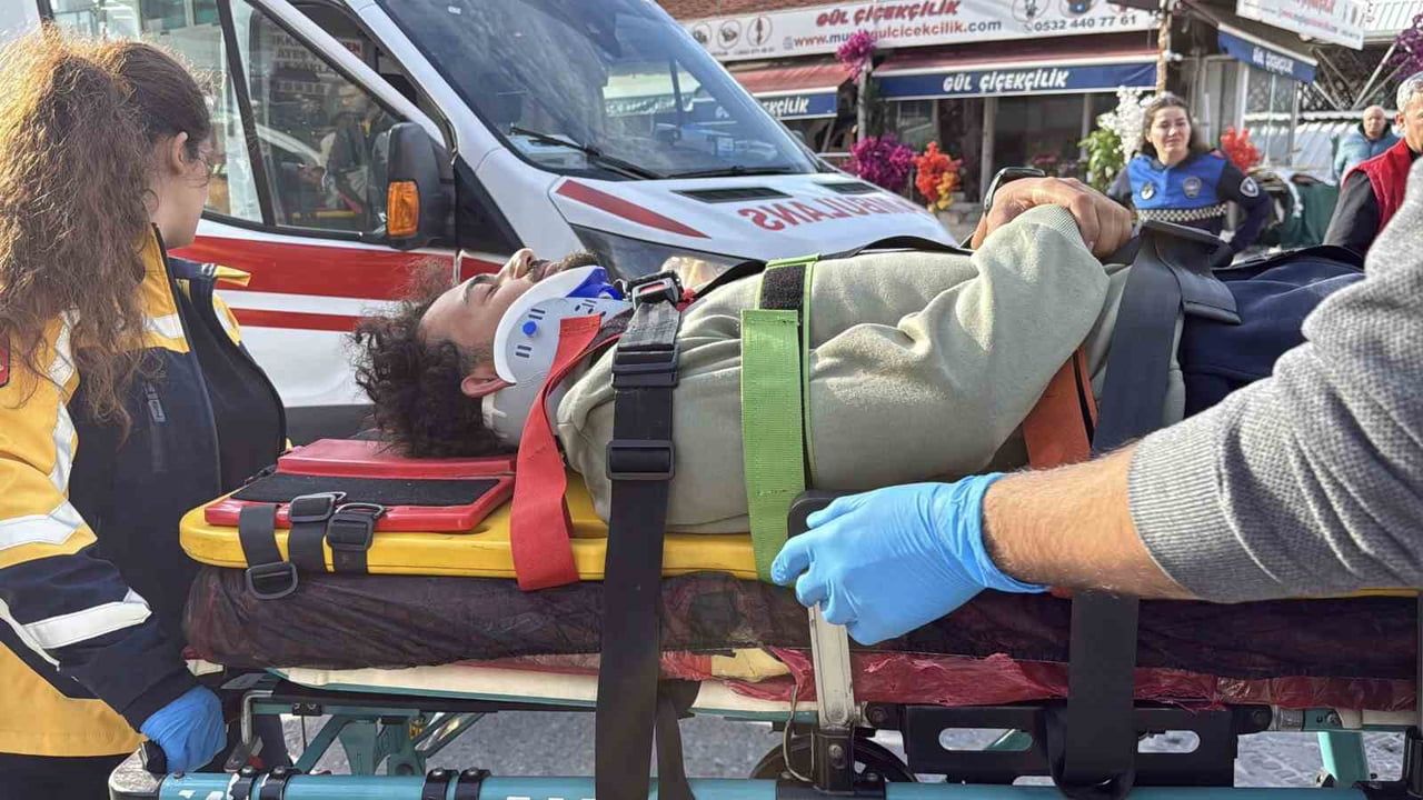 Menteşe'de kavşakta çarpışma: motosiklet sürücüsü hastaneye kaldırıldı