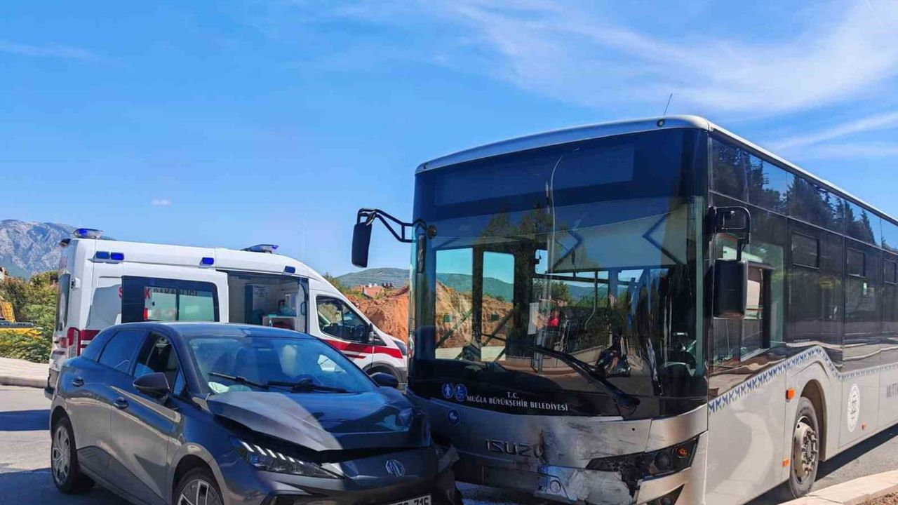Menteşe Kötekli'de çarpışma: otomobil ve belediye otobüsü iki yolcuyu yaraladı