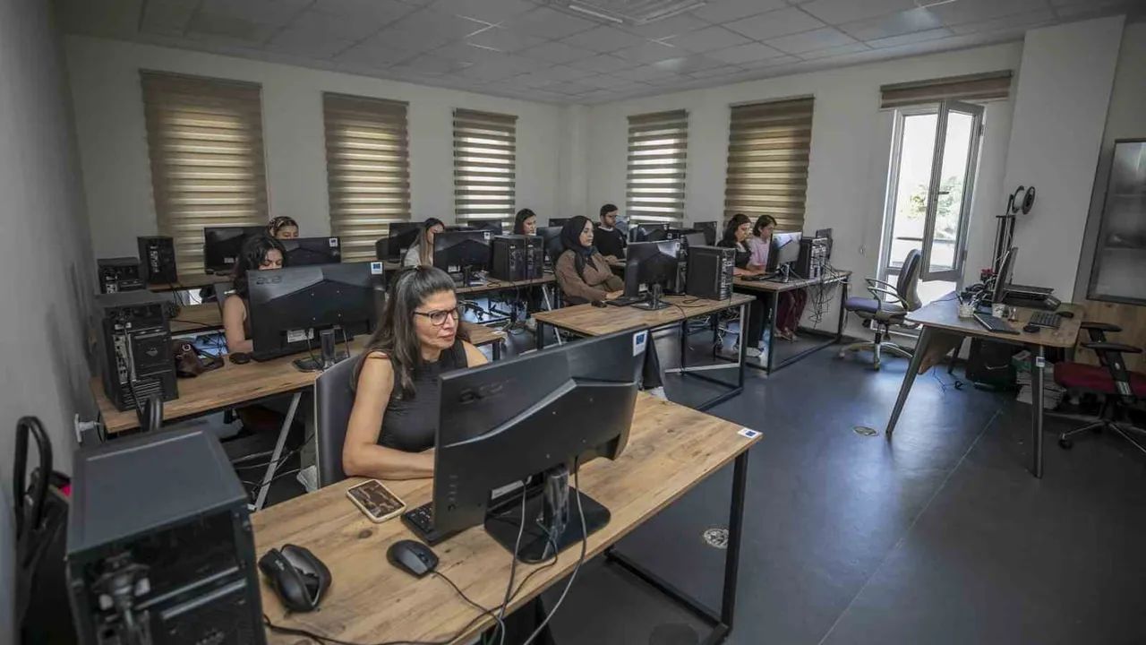 MERCEK ile bilgisayar eğitimiyle işe daha donanımlı hazırlanıyorlar