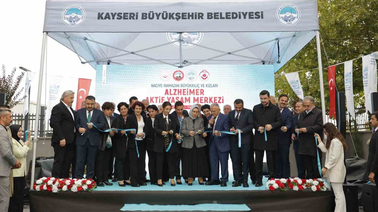 Merhum ağabeyinin sesiyle açılan Alzheimer merkezinde Dr. Memduh Büyükkılıç duygulandı