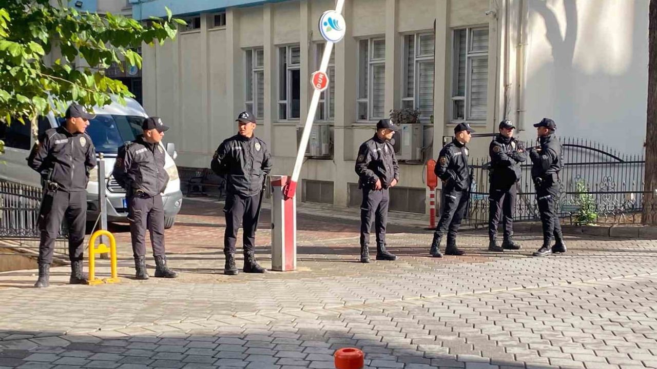 Merkezefendi belediyesi binasında arama ve 27 gözaltı