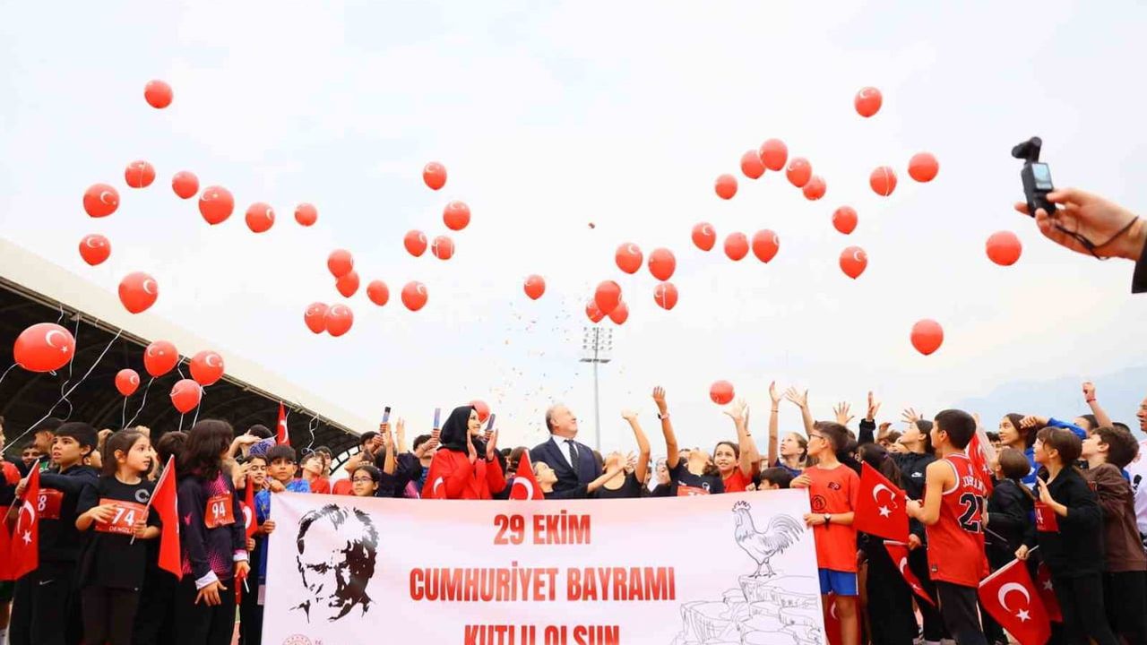 Merkezefendi’de gökyüzünü kırmızı beyaza boyayan rekor katılımlı koşu