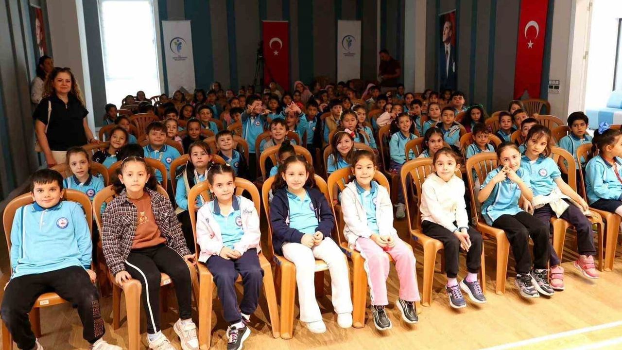Merkezefendi kent tiyatrosu'ndan çocuklara kukla tiyatrosu ve geri dönüşüm farkındalığı