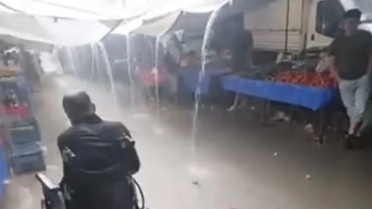 Mersin'de ani sağanak cadde ve alt geçitleri vurdu