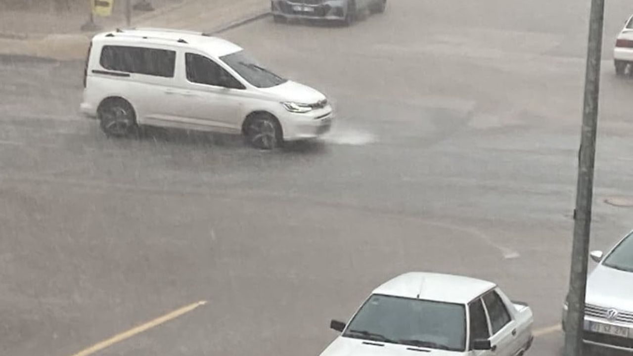 Mersin'de dört gündür süren sağanaklar Mezitli, Erdemli ve Silifke'de yoğunlaştı