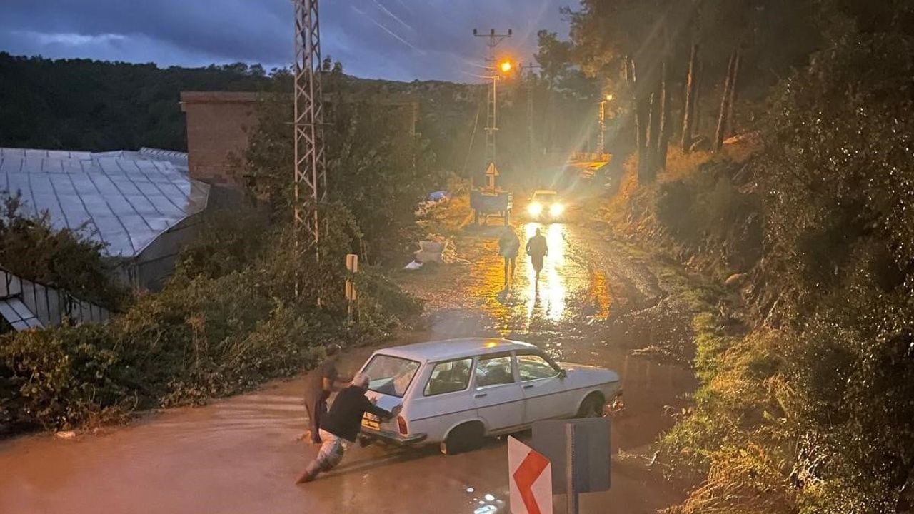 Mersin'de gece süren sağanak mahalleleri ve seraları vurdu