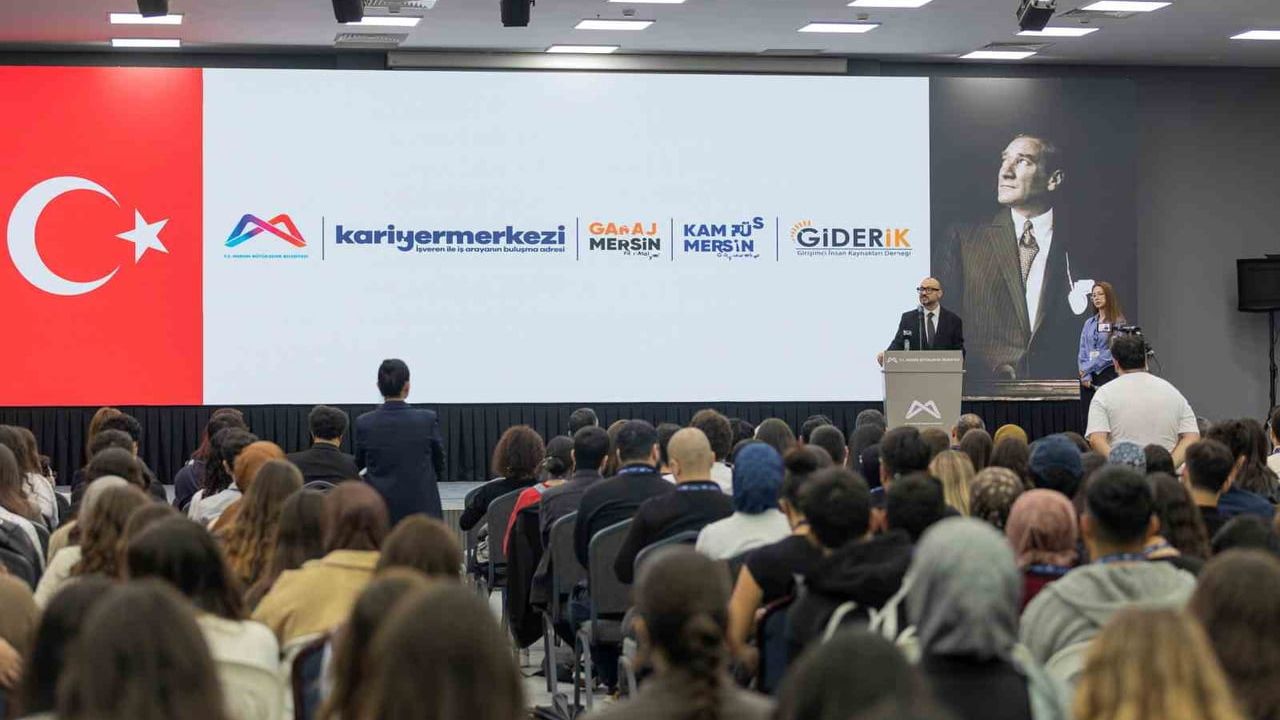 Mersin'de gençler yapay zekâ ve girişimcilikte köprüler kurdu