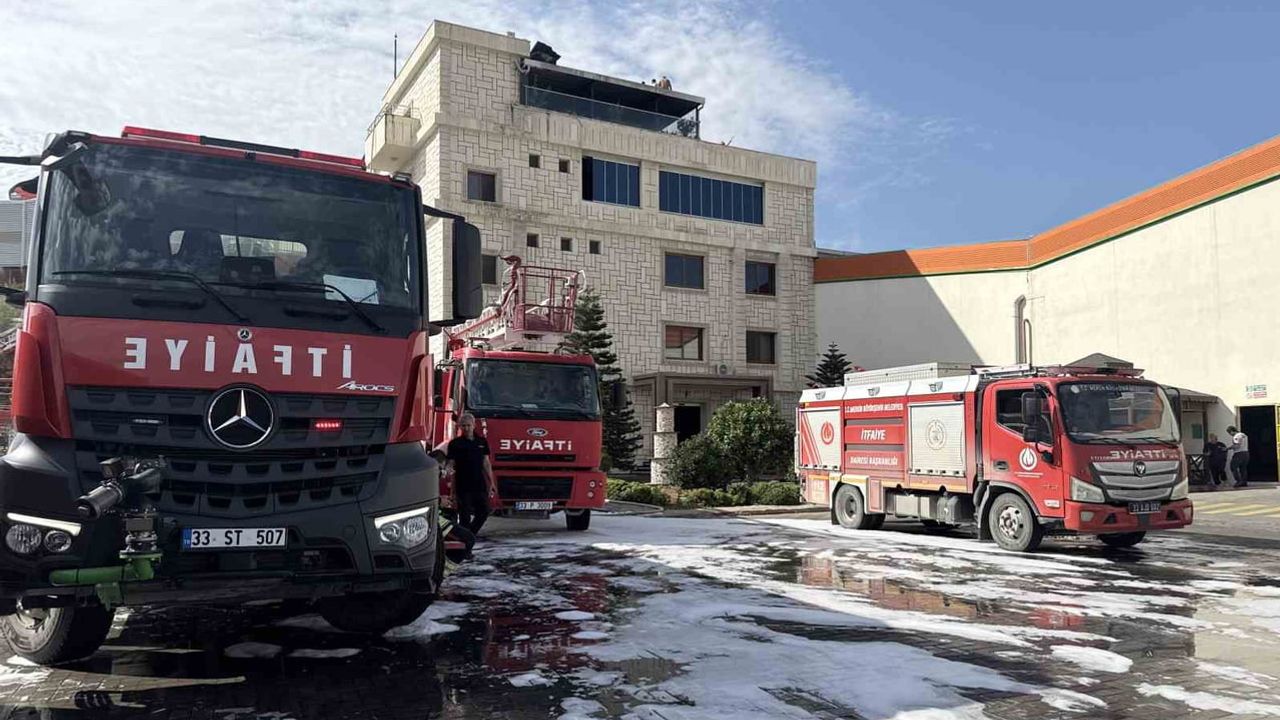 Mersin'de idari binanın çatısında çıkan yangın kontrol altına alındı