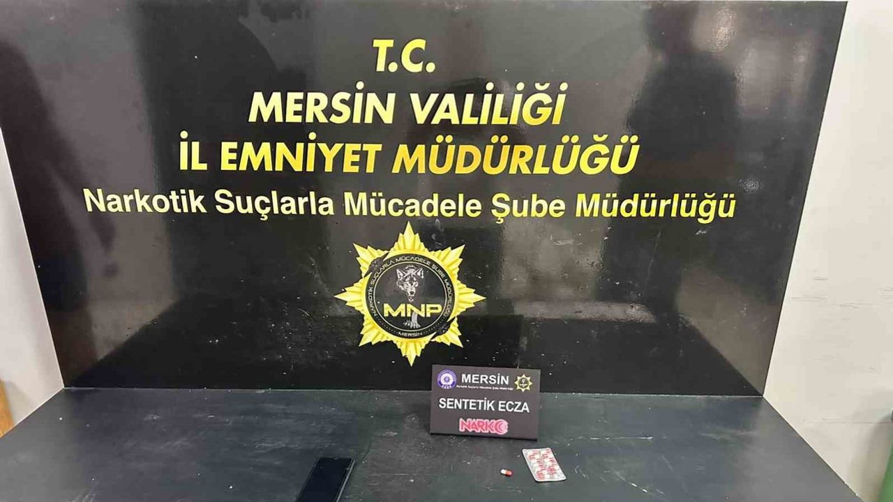 Mersin'de iki ayrı operasyonda 1,9 kilo esrar ve 11 bin 600 lira ele geçirildi