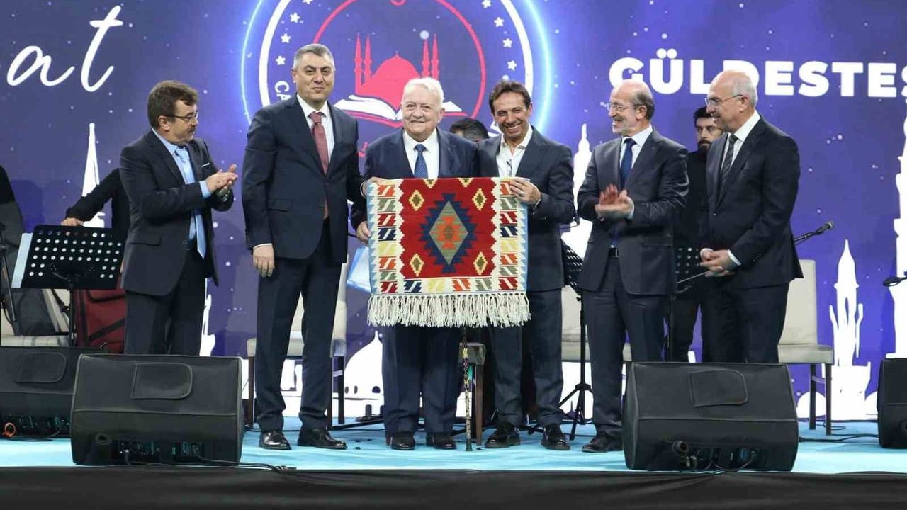 Mersin'de ilahi ve naatlarla peygamber sevgisinin halkası büyüdü