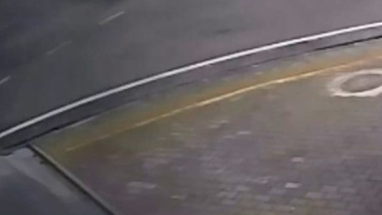 Mersin'de ışık olmayan kavşakta motosikletle otomobil çarpıştı