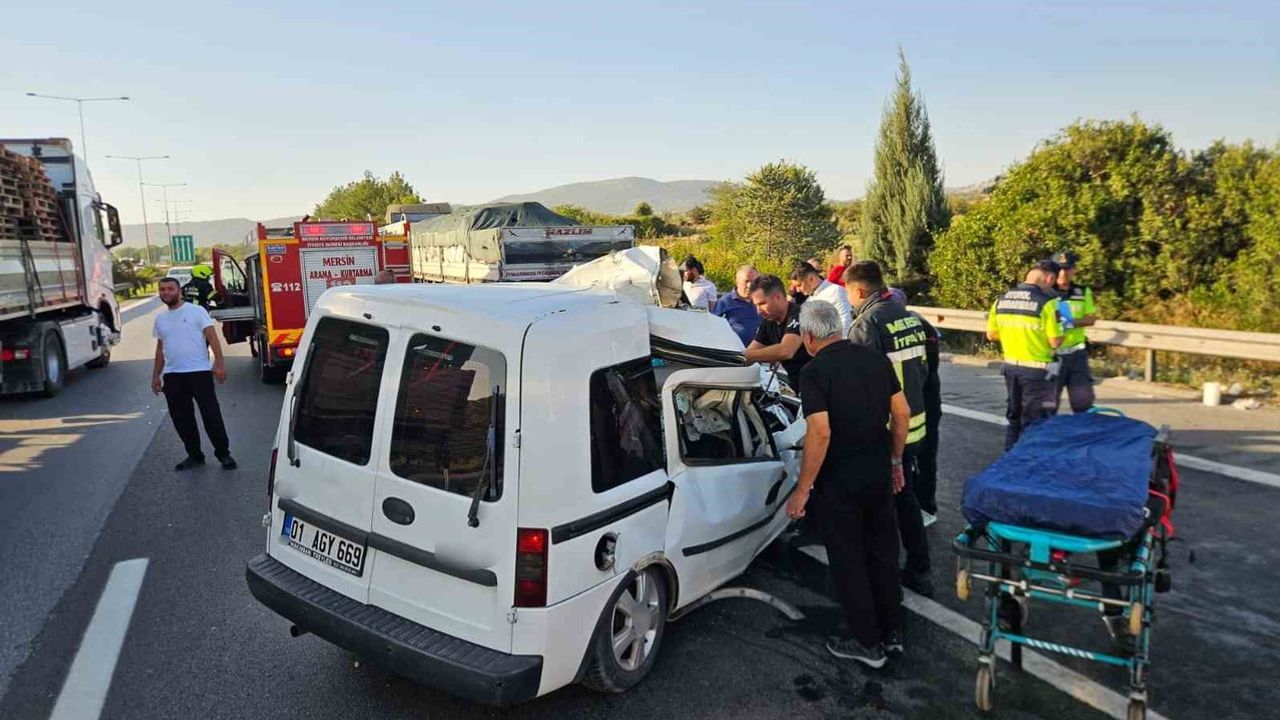 Mersin'de otoyolda çekiciye arkadan çarpma: iki kişi yaşamını yitirdi, biri yaralandı