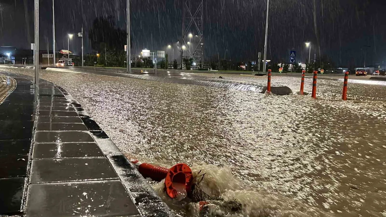 Mersin'de sağanak yaşamı aksattı: sokaklar göle döndü