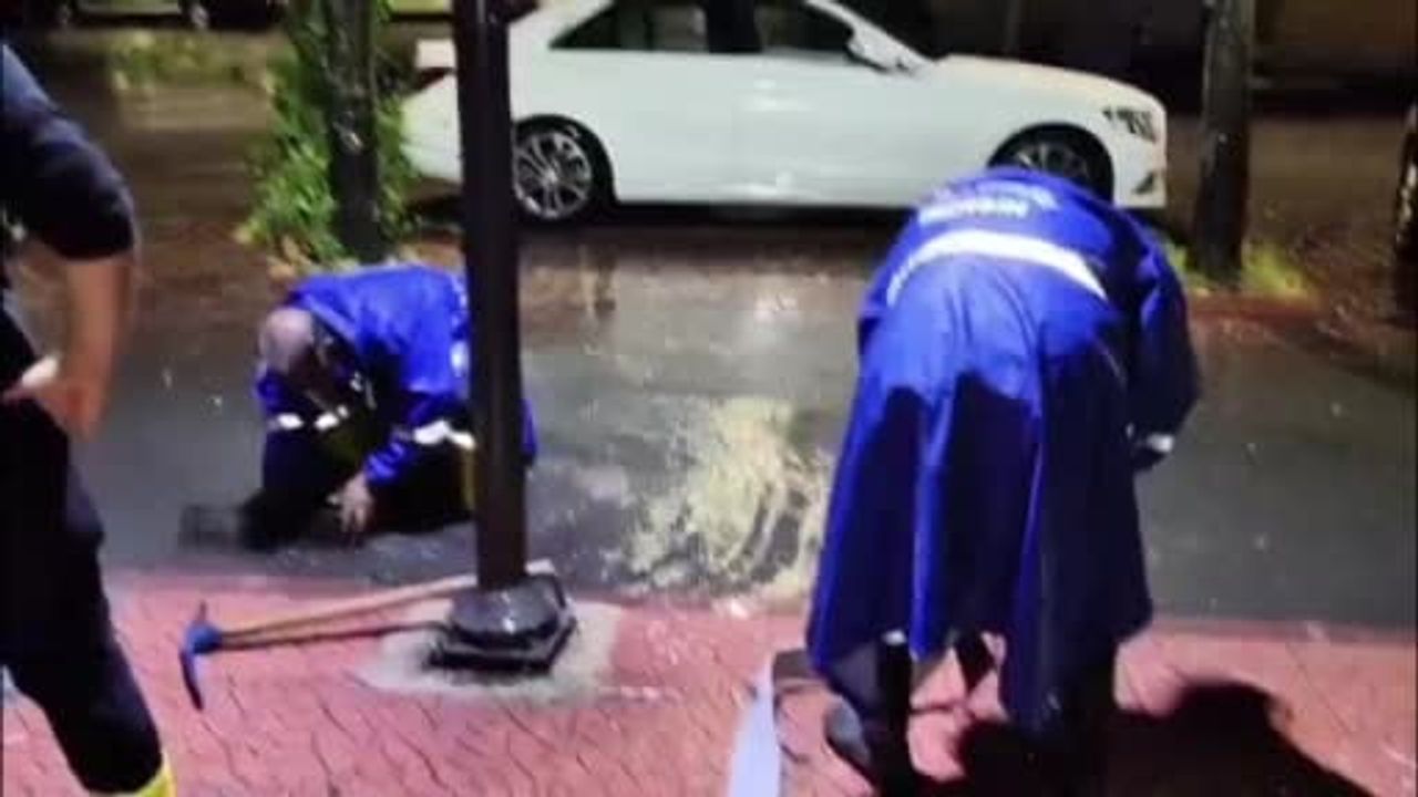 Mersin'de yaklaşık bir saatlik sağanak sonrası Akdeniz ve Mezitli'de tahliye seferberliği