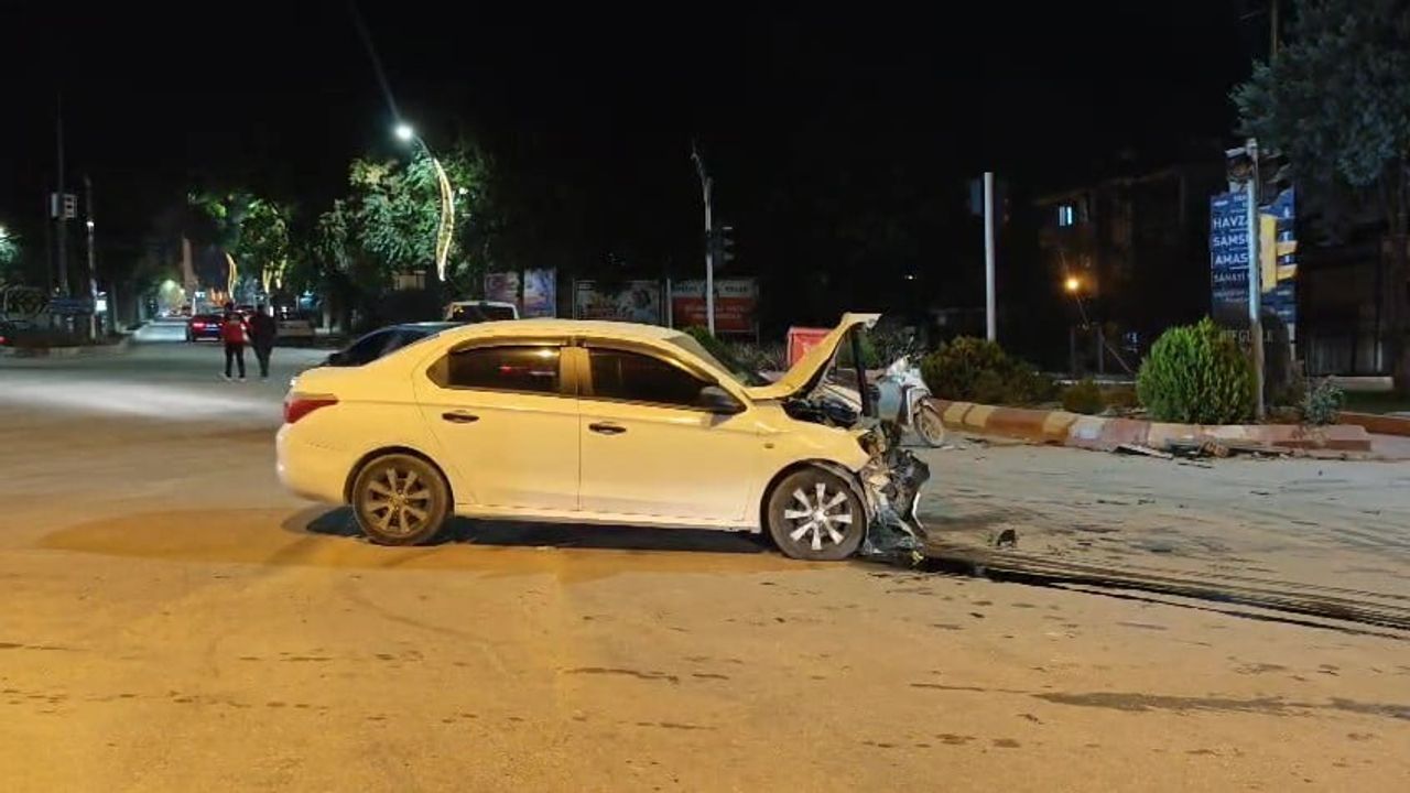 Merzifon'da kavşakta çarpışma: kamyonet devrildi, üç kişi hastaneye kaldırıldı