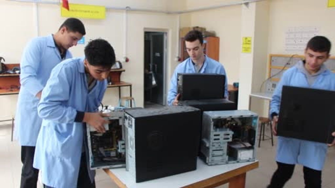 Meslek lisesi öğrencileri elektronik atıkları onarıp köy okuluna bilgisayar laboratuvarı kuruyor