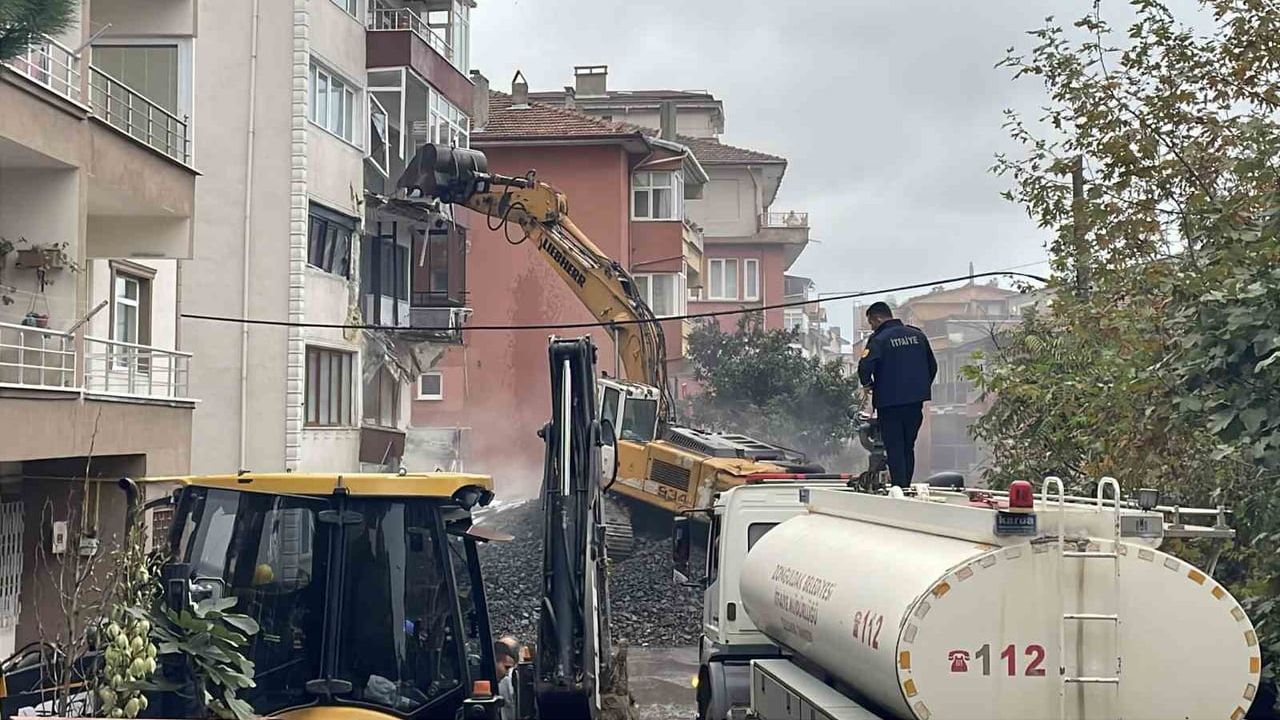 Meşrutiyet Mahallesi'nde güvenlik önlemleriyle 5 katlı binanın kontrollü yıkımı başladı