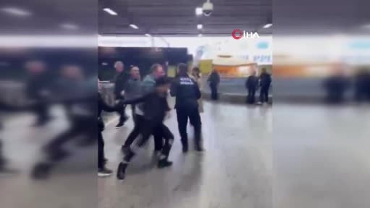 Metrobüs durağında arbede: güvenlik görevlisinin tekme anı kamerada