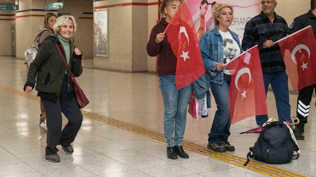 Metroda cumhuriyet coşkusu: İzmirliler şarkılara eşlik etti