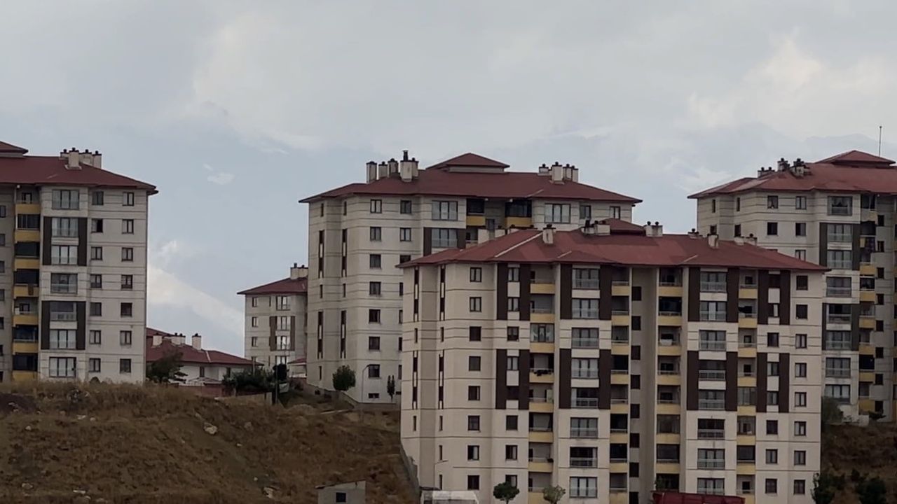 Mevsimin ilk karı Cilo Dağları'nın zirvesini örttü