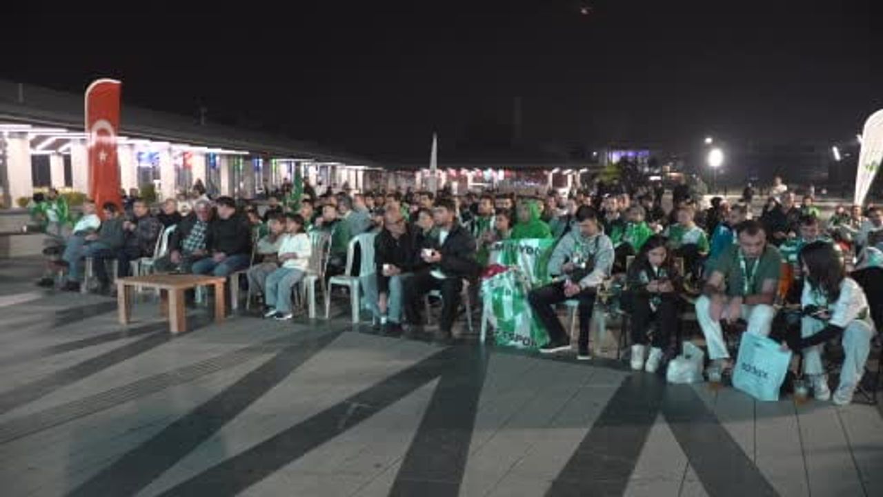 meydanı dolduran taraftarlar bursaspor için tek ses oldu
