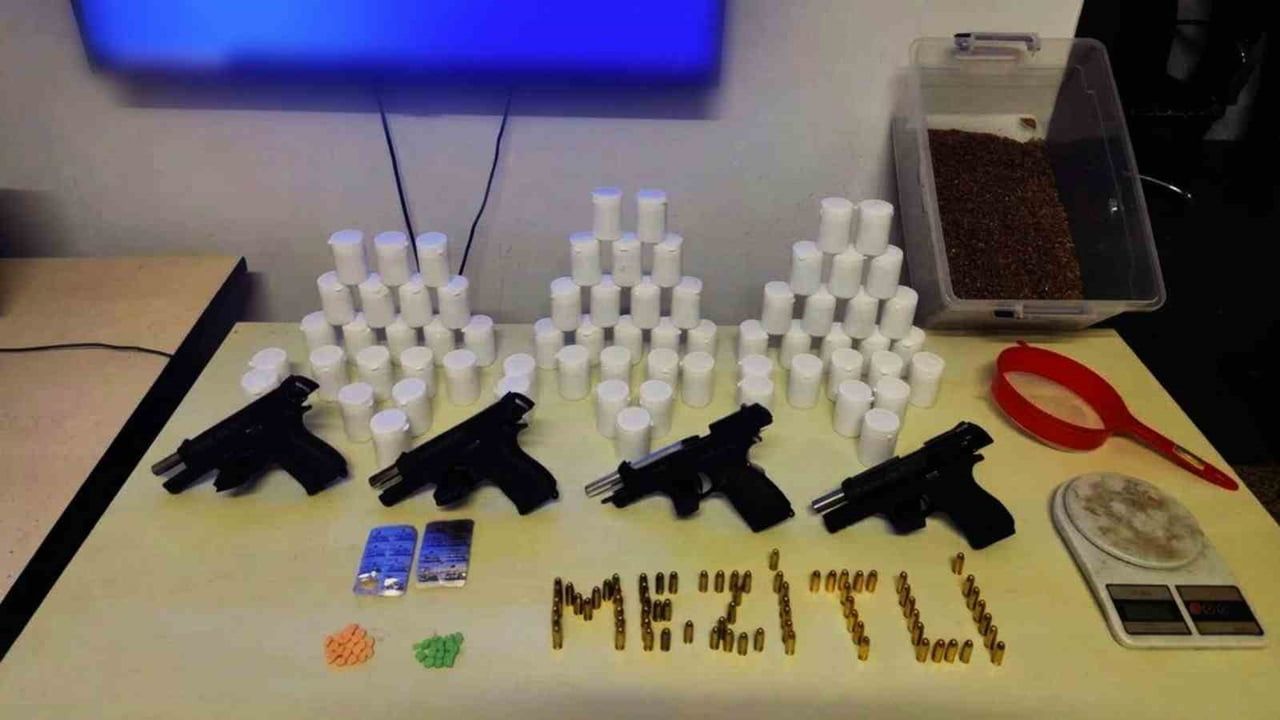 Mezitli'de iş yerine düzenlenen operasyonda binlerce sentetik hap ve 4 tabanca ele geçirildi