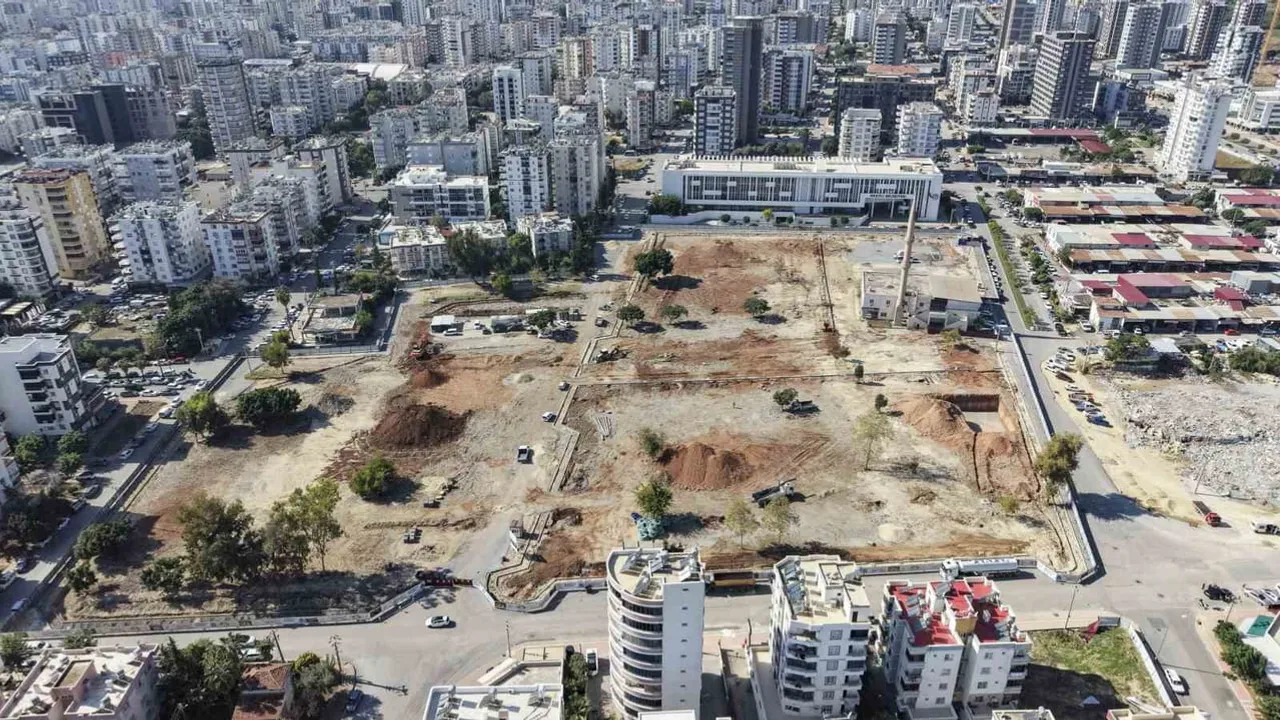 Mezitli'ye yeni nefes: 38 bin metrekarelik kent meydanı hayat buluyor