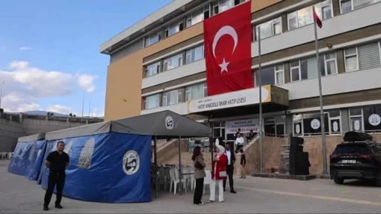 Mezunların yankısı: Antakya'da Hatay Anadolu İmam Hatip Lisesi'nde yıllar sonra buluşma