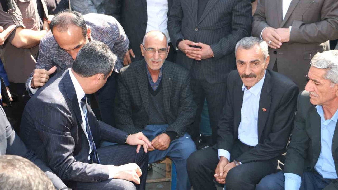 MHP'nin Sur mesaisi: esnafla çay, taleplerle cuma namazı